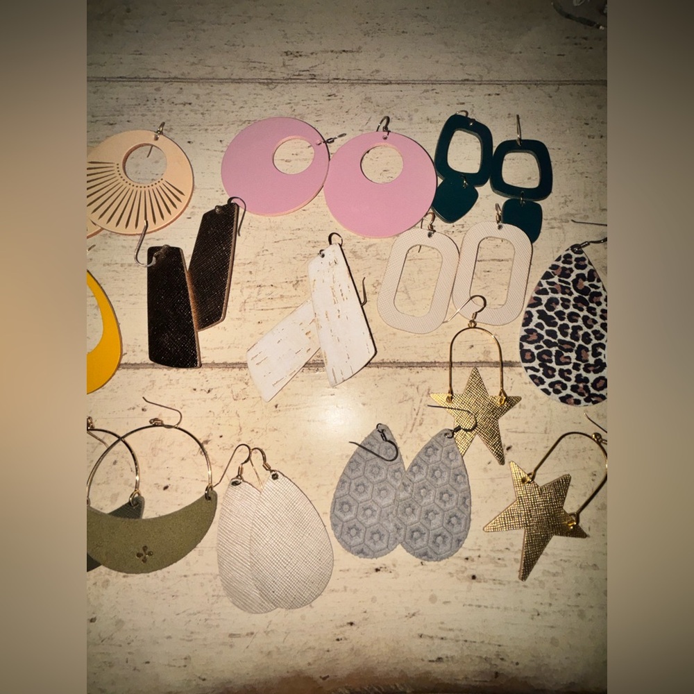 Set of 19 Nickel & Suede earrings. - Picture 8 of 16